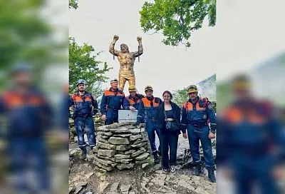 Поскользнулась и испугалась. Спасатели помогли туристке выйти из леса в Сочи
