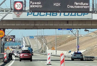Более 460 машин скопилось у Крымского моста со стороны Керчи