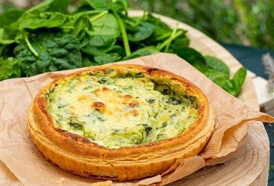 Пирог с молодой капустой — это настоящее открытие! Блюдо готовится очень просто и быстро, а в его составе всего несколько ингредиентов
