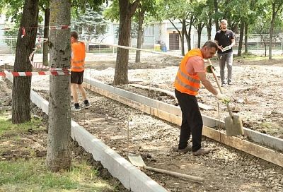 В краснодарском сквере им. Чепеги приступили к обустройству тротуаров